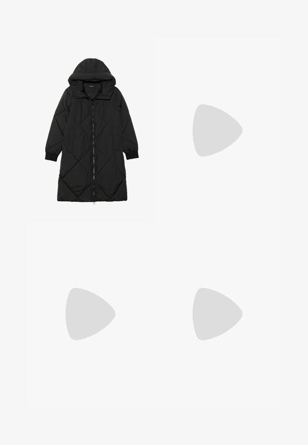 Svart vadderad jacka med huva, med dragkedja, sidofickor och elastiska ärmslut. Slät, vattenavvisande tyg.; Svart kortärmad crop top i mjukt material, med rund halsringning och en avslappnad passform med en ren fåll.; Mörkgrå cargo byxor i lättviktsmaterial, med ett bälte med en rund spänne, två sidofickor och två cargofickor.; Höga svarta läderstövlar med kraftig plattformssula och blockklack, med dragflik och strukturerat mönster på yttersulan.