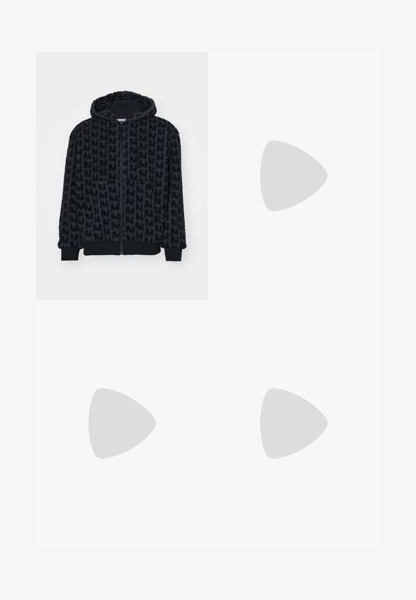 Zwarte hoodie-jack, gemaakt van zachte, gestructureerde stof met een herhalend patroon. Voorzien van een volledige ritssluiting aan de voorkant en elastische manchetten en een zoom.; Grijze T-shirt met korte mouwen, gemaakt van zacht, textuurstof. Heeft een klassieke ronde hals en een rechte zoom, geschikt voor casual dragen.; Zwarte geplooide broeken met een rechte, brede pijpontwerp. Gemaakt van soepele stof, met een knoopsluiting en riemlussen.; Zwarte leren hakken met een gepolijste afwerking, ronde neus, vijf veterogen en een platte rubberen zool. Gladde textuur met minimale accenten.