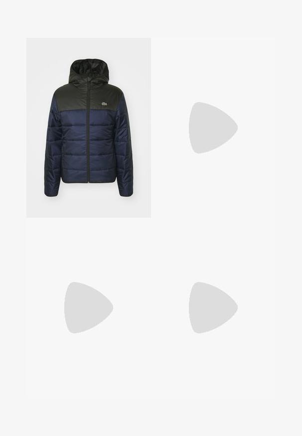 Jūras zila izolētā jaka ar melnu augšdaļu un pievienotu kapuci, kam ir rāvējslēdzējs un horizontālas šuvju raksti.; Zils īsām piedurknēm T-kreklis, izgatavots no gludas auduma, ar baltu vertikālu svītru un dzelteno tekstu "LACOSTE" un logotipu uz krūtīm.; Krēma krāsas sporta bikses ar elastīgu jostu, sašaurinātiem diegiem un mazu tumši zaļu logotipu kreisajā pusē. Gluda, viegla auduma.; Balti sporta apavi ar sieta materiāla augšpusi, melniem akcentiem, teksturētu zoli un izteiktu logo sānos, attēloti pret sporta laukuma fonu.