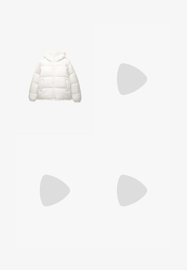 Fehér puffernadrág, elülső cipzárral, két oldalsó zsebbel, rugalmas mandzsettákkal és hozzá kapcsolt párnázott kapucnival, fehér háttér előtt bemutatva.; Fiatal, fonott hajú személy világosszürke Nike pólót és fekete Nike rövidnadrágot visel, egy sima fehér háttér előtt.; Barna, egyenes szárú, pamut chinos nadrág. Elől gombbal záródik, cipzáras, és oldalsó zsebei vannak, sima textúrával és látható minták nélkül.; Fehér bőr sportcipők perforációval, kerek orral, lapos talppal és vastag fűzőkkel, látható swoosh logóval és "AIR" felirattal a sarokrészen.