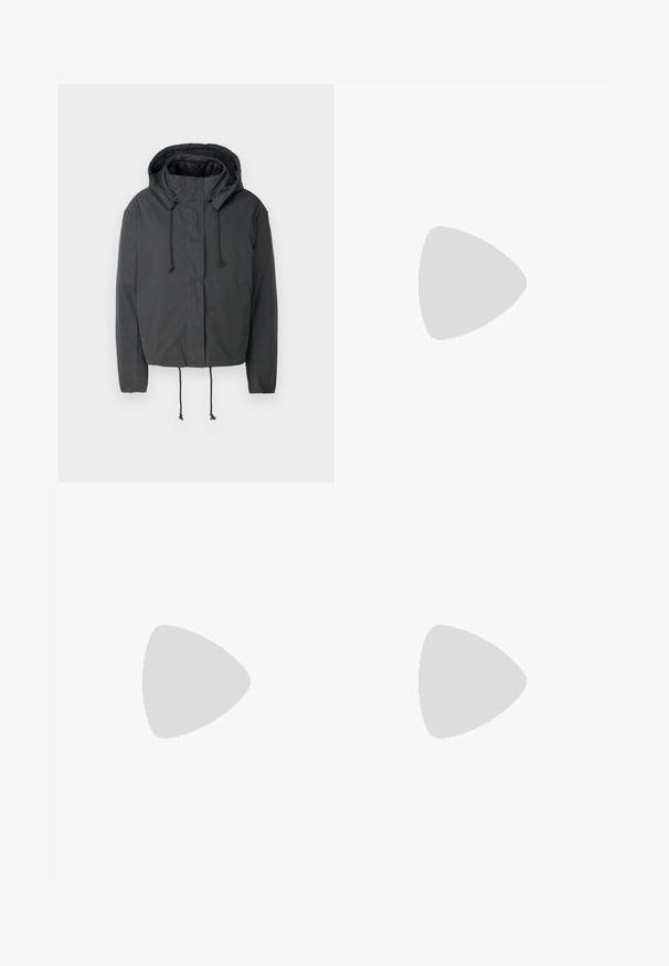 Schwarze cropped Jacke mit Kapuze, Zugbandverschluss und Vorderseiten-Taschen. Hergestellt aus einem glatten, leichten Stoff mit minimaler Textur.; Weißes kurzärmliges Oberteil aus weichem Stoff, mit rundem Halsausschnitt und Raffung in der Taille für eine figurbetonte Passform.; Weiße, weite Jeans aus Denim. Mit Knopfleiste, Fronttaschen und einer klaren Verarbeitung ohne sichtbare Abnutzungserscheinungen oder Muster.; Weiße Leder Sneaker in niedrigem Schnitt mit runder Zehenpartie, flacher Gummisohle und Logodetail an der Seite. Verfügt über sechs Paar Ösen und strukturierte Akzente.