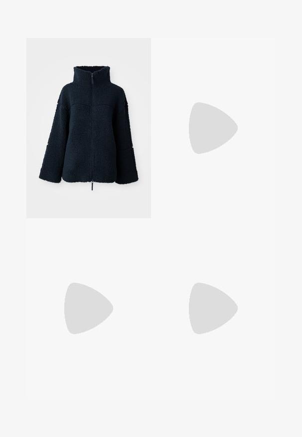 Navy blue textured fleece jacket with high collar and full front zipper, long sleeves, and loose fit.; Vero Moda VMMAYBE OPEN CARDIGAN - Cardigan - blue; Plain white short-sleeve cropped t-shirt with round neckline, displayed on a neutral light background.; Wide-leg denim trousers featuring a light to dark blue gradient, high waist, belt loops, and a matching fabric belt. Textured denim finish.; Brown leather ankle boot with a pointed toe, slim silhouette, and a high stiletto heel. Features a smooth texture and minimalistic design.; Silver chain bracelet featuring elongated links above. Below, a colorful beaded bracelet with black, blue, green, yellow, red, and clear beads.