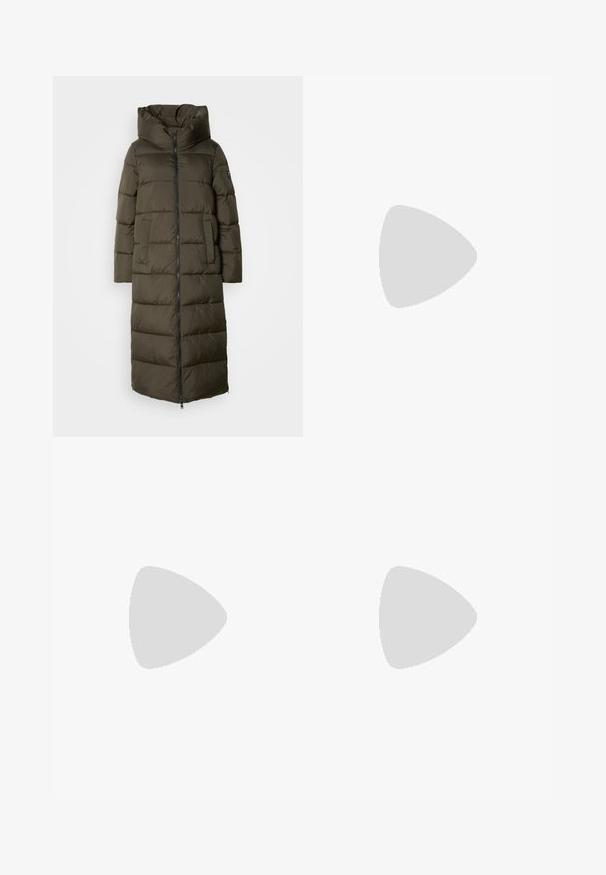 Dolga, olivno zelena puhovka s kapuco, ki ima zadrgo spredaj, stranske žepke in pikčasto zasnovo. Mehka tekstura, srednje dolžine.; Komplet treh majic s kratkimi rokavi v črni, sivi in beli barvi. Izdelane iz bombaža, z okroglim izrezom in preprostim, enobarvnim dizajnom.; Denim hlače v srednji do svetlo modri prehodni barvi. Imajo klasičen pet-pocket dizajn, zanko za pas in gumbasto zapiranje.; Črne usnjene gležnjarje z okroglo konico, vezalnim sprednjim delom in debelim gumijastim podplatom z teksturiranim profilom. Zanka na hrbtni strani.; Srebrni obroči za ušesa z gladko, polirano površino. Okrogla oblika in varna zaponka s klikom. Lahka zasnova, primerna za vsakodnevno nošenje.