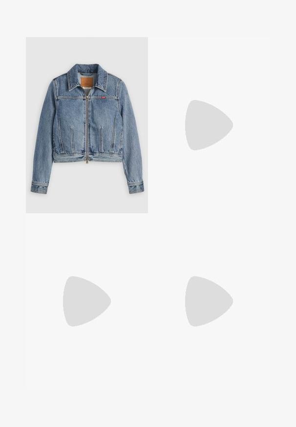 Casaco de ganga azul claro com fecho de correr, gola pontiaguda e bolsos laterais. Apresenta costuras laranja e uma etiqueta com logótipo no peito.; Camisa branca de botão de mangas compridas com colarinho e punhos franzidos, exposta contra um fundo cinza claro.; Calças de ganga de perna larga em denim preto com fecho éclair à frente, design de cinco bolsos e detalhes de costura subtil. Textura suave e estilo casual.; Sandy em verniz preto com salto slingback, ponta afilada e salto geométrico. Apresenta um design elegante e minimalista com textura suave.