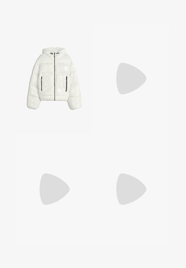 Biała kurtka puchowa z zamkiem z przodu, kapturem i dwoma bocznymi kieszeniami na zamek. Błyszcząca, pikowana powierzchnia z krótkim krojem i dużymi rękawami.; Polo w paski w kolorze kremowym z poziomymi paskami w kolorze granatowym. Posiada złożony kołnierzyk, dwa guziki oraz małe logo marki na klatce piersiowej.; Beżowe spodnie szerokie z elastycznym paskiem, wykonane z miękkiego materiału, o gładkiej fakturze i minimalnych detalach szwów.; Białe i czarne buty sportowe z teksturowaną podeszwą, z wyciętymi wzorami po bokach oraz sznurowadłami, a także wyściełanym tyłem dla wsparcia.