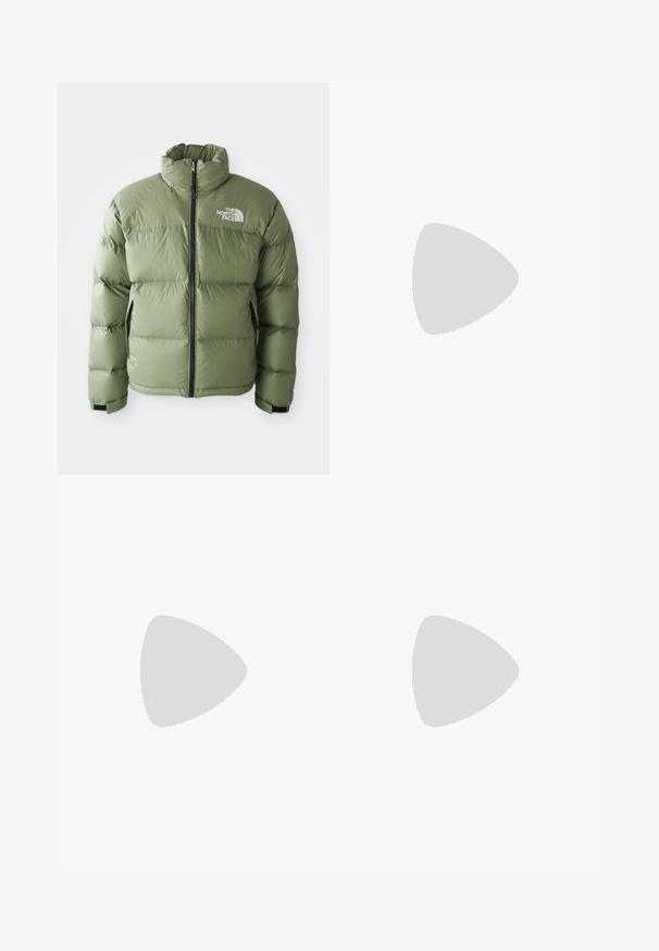 Chaqueta de plumas aislante verde con cuello alto, cremallera frontal, bolsillos laterales y el logo blanco de The North Face en el pecho.; Camiseta de algodón blanca con mangas cortas, cuello redondo y un pequeño logo negro en el lado izquierdo del pecho. Textura suave y corte estándar.; Pantalones cortos de mezclilla azul con un diseño clásico, cinco bolsillos, cierre de botón y corte recto con bordes rematados.; Zapatillas de cuero beige con tres rayas horizontales, puntera redonda, suela plana de goma marrón y forro de tela suave en el cuello y la lengua.
