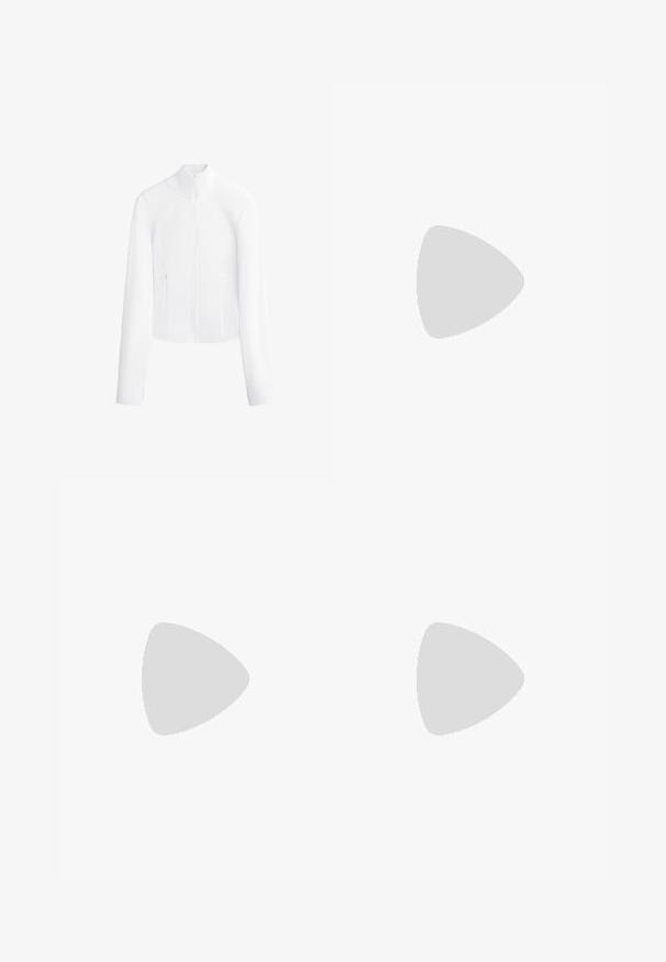 Veste zippée blanche à manches longues, col haut et design ajusté. Fabriquée en matériau lisse, elle dispose de deux poches latérales.; Crop top de sport blanc avec un col haut et des bretelles croisées à l'arrière, comportant une texture de tissu lisse et extensible.; Leggings beiges taille haute avec une ceinture côtelée, texture lisse et détails de coutures subtils. Associés à des chaussures de sport blanches.; Chaussure de sport blanche nuage avec une tige en tricot texturé et une semelle flexible, dotée de lacets décoratifs et d'un tirant à l'arrière.