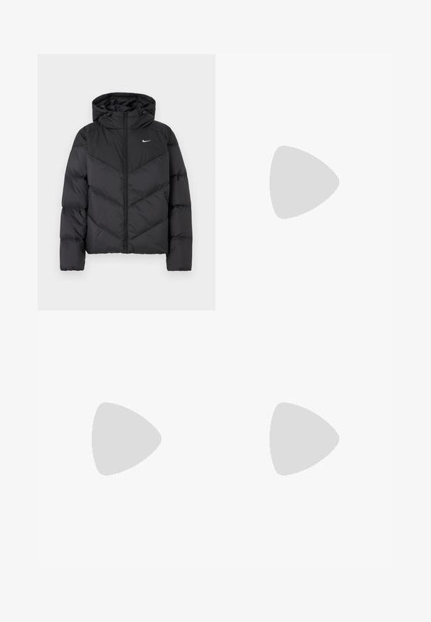 Sort pufferjakke med lynlås og hætte. Chevron-mønster på kroppen, med et lille hvidt logo på brystet. Glat tekstur.; Sort bomulds t-shirt med korte ærmer, rund hals og et lille flerfarvet logo på brystet. Lige kant med en let længere ryg.; Brune bukser med brede ben lavet af slidstærkt stof. Har en høj talje, forlommer og diskrete syninger.; Sorte læder- og syntetiske sneakers med hvid Nike swoosh, gummisål, rund tå og sorte snørebånd. Ribbede hvide sokker synlige.