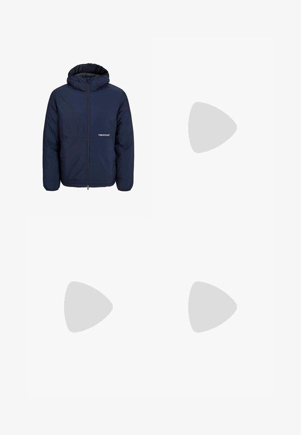 Tamno plavi, izolirani kaput s patentnim zatvaračem sprijeda, kapuljačom i džepom na prsima. Ima laganu tkaninu i logo na lijevoj strani.; Svijetložuta majica kratkih rukava s okruglim izrezom, s malim crnim logotipom na lijevoj strani prsnog koša, prikazana na bijeloj pozadini.; Svijetloplave traperice s širokim krojem, srednjim pojasom i ravnim nogavicama. Ima pet džepova, petlje za remen i kopčanje na gumb.; Tenisice s gornjim dijelom od mrežastog materijala tamnoplave boje, siva antilopova naglašavanja, bijela gumena potplat i ravne bijele vezice, dizajnirane za udobnost i prozračnost.