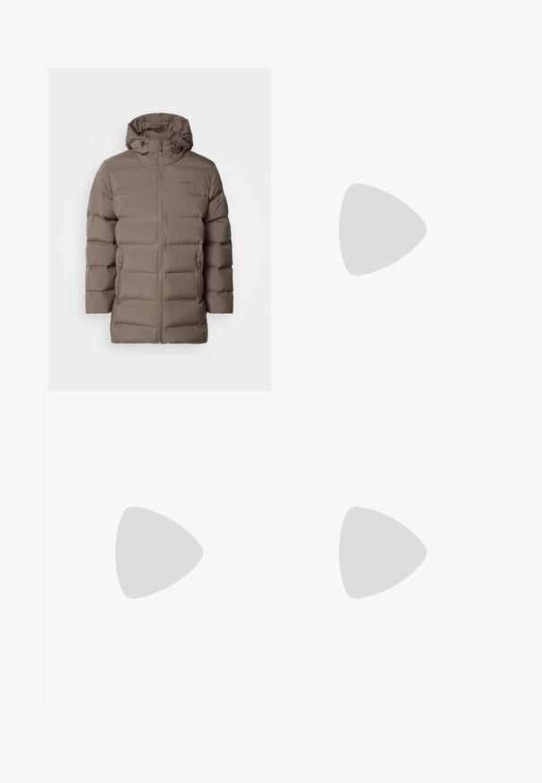 Brun polstret jakke med hætte, der har en frontlynlås og sidelommer. Materialet ser glat ud med et quiltet design for isolering.; Sort turtleneck sweater lavet af blødt materiale, med lange ærmer og en tætsiddende pasform. Ribbet trim ved kanten og manchetter. Simpelt design.; Lys grå bukser lavet af letvægtsstof. De har en frontknaplukning, skrå lommer og et lige ben-design.; Mørkeblå ruskinds lavtoppede sneakers med beige sål, kontrastfyldt tan-intern og logo-detalje på den udvendige side. Funktioner rundsnøre og en glat tekstur.