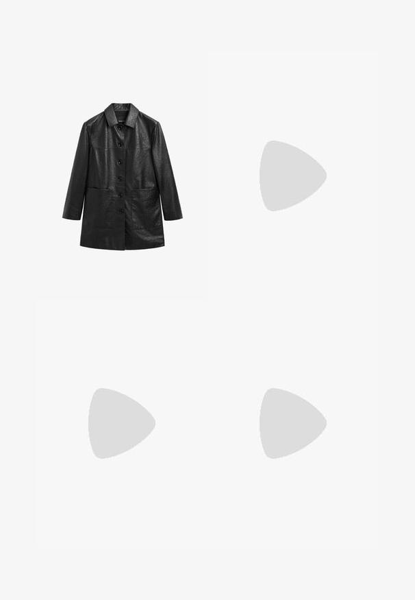 Černý kožený kabát s texturovaným povrchem, tříčtvrtečními rukávy, špičatým límcem a předními knoflíky; obsahuje dvě boční kapsy.; Černé tričko s krátkým rukávem a kulatým výstřihem s rovnými lemy, vystavené na bílé ploše.; Světle šedá, sukně ke kolenům s nařaseným elastickým pasem a jemnou, hladkou texturou. Plynulý design s mírným A-článkem.; Černý špičatý slingback s lesklou koženou povrchovou úpravou a tenkým, nízkým podpatkem. Obsahuje výřez na boku pro prodyšnost.