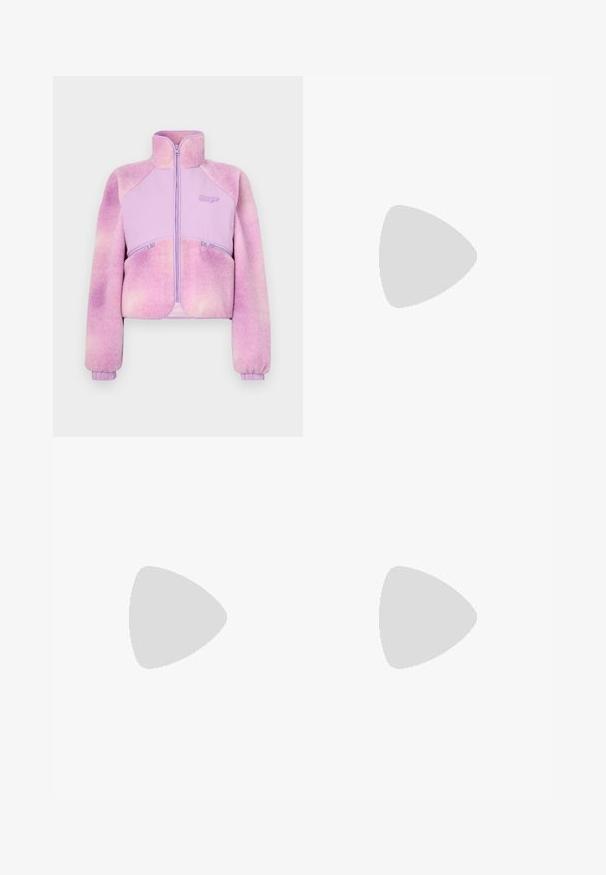 Fleece-takki liukuvassa vaaleanpurppurassa, jossa on vetoketjukiinnitys, korkea kaulus ja ribat. Ominaisuuksia ovat kaksi vetoketjullista taskua. Pehmeä tekstuuri.; Mustapaita, jossa on lyhyet käärityt hihat, pyöreä kaula-aukko ja punainen etiketti. Sileä pinta, istuva muoto ja minimaalinen yksityiskohtaisuus.; Professorit leveät housut hillityssä vihreässä kankaassa, joissa on tasainen etuosa, vyölenkit yhdessä yhteensopivan vyön kanssa ja terävät taitteet.; Harmaat pinstripe-linjaiset leveälahkeiset housut, joissa on sileä pinta, yhdistettynä mustiin nahkakengät, joissa on pyöristetty kärki.