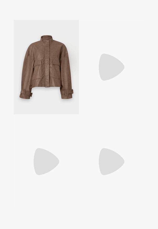 Brązowa kurtka z ekoskóry o kroju cropped, z wysokim kołnierzem, zamek błyskawiczny z przodu, dwie duże kieszenie na klatce piersiowej oraz regulowane mankiety. Gładka tekstura i zarysowany design.; Różowa, krótka koszula z guzikami i kołnierzykiem w kształcie spiczastym, o luźnym kroju. Wykonana z lekkiego materiału o gładkiej fakturze.; Jasnoniebieskie dżinsy o szerokich nogawkach z wyblakłą teksturą denimu, wysoki stan i klasyczny pięcio-kieszeniowy design. Zawierają zapięcie na guzik i suwak.; adidas Originals SAMBA OG UNISEX mleczny; Szal w kratkę w pastelowych kolorach odcieniach różu, niebieskiego i beżu, z frędzlami i poziomymi paskami.