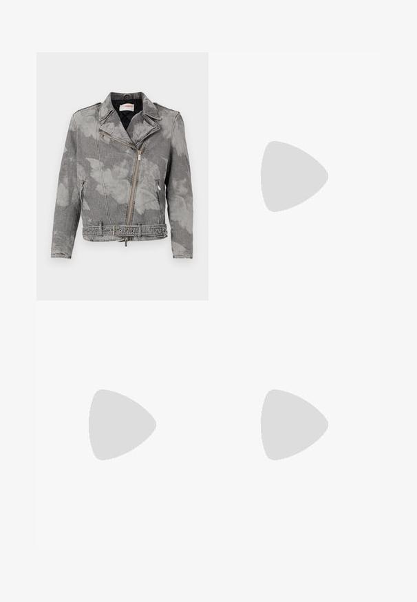 Grijze denim jack met een vervaagd bloemenpatroon, asymmetrische voorrits, opstaande kraag en een taille met een riem met zilveren accenten.; Donkergrijs gebreid sweater met een ronde halslijn, geribbelde manchetten en zoom. De stof heeft een gestructureerde uitstraling en een regular fit.; Lichtbruine sweatpants met een zachte, gestructureerde afwerking, wijd uiteinde ontwerp, elastische tailleband en subtiele logodetail aan de zijkant.; Grijze suède sneakers met een gestructureerd oppervlak, platte rubberen zolen en vetersluiting, gecombineerd met donkere denim jeans met oranje stiksel.