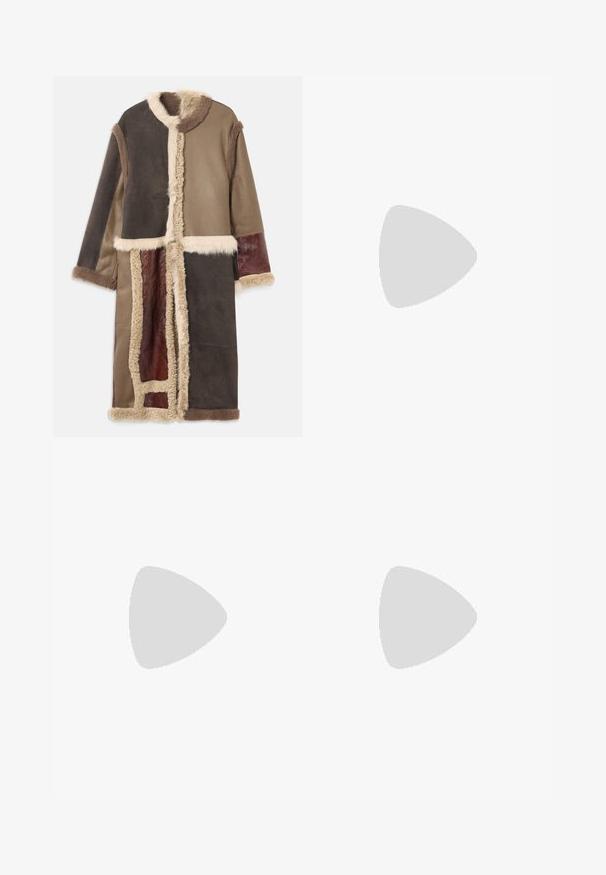 Ilgas, daugiabriaunis paltas, pagamintas iš zomšos ir avikailio, rudos spalvos atspalvių, su dirbtinio kailio apvadu ir kontrastuojančiomis tekstūruotomis dalimis.; Tamsiai mėlyna bliuska su ilgomis rankovėmis, aukšta apykakle ir užtrauktuku ant nugaros. Ypatybė yra tekstūruotas paviršius, padengtas tankiai išdėstytais blizgučiais.; Juodos kelnės su lygiu audiniu, pritaikytu dizainu, tiesiomis kojomis ir plokščiu juosmeniu be matomų užsegimų ar kišenių.; Juodas odinis loafersas su siuvinėjimu, maža priekine skiltimi ir plokščiu guminiu padu. Lygus paviršius su aukso tono detalėmis.