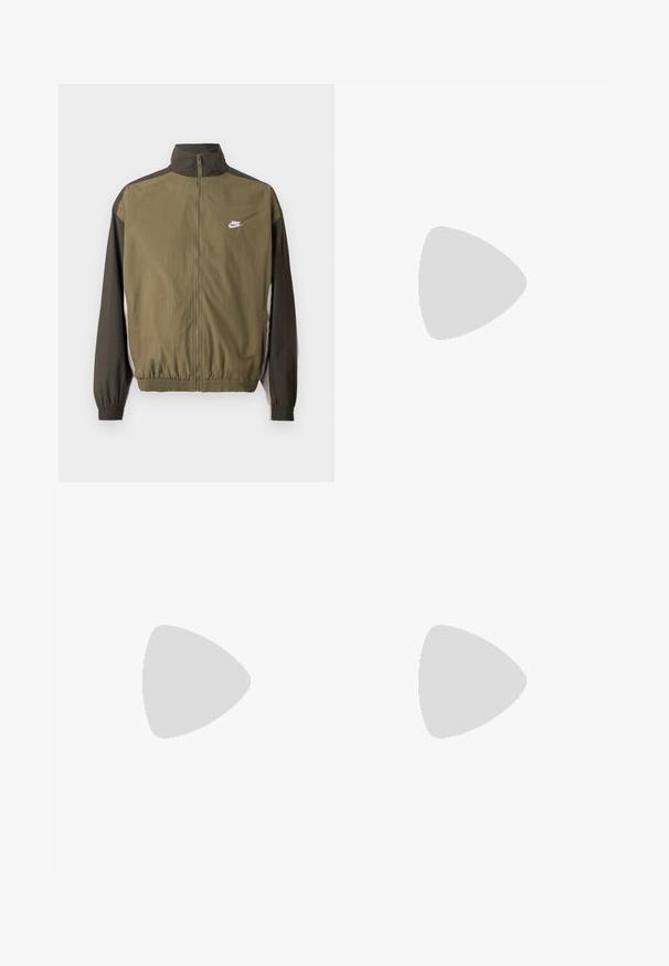 Jachetă Nike de culoare olive, cu guler înalt, mâneci negre în contrast, talie elastică și logo alb pe piept. Material neted, ușor.; Mănușă bej dintr-un material moale, cu guler rotund, mâneci lungi și un logo brodat negru pe piept. Croială obișnuită.; Pantaloni casual negri cu șnur la talie, cu buzunare laterale și croială dreaptă, pe un fundal simplu.; Pantofi sport negri, cu țesătură texturată și tălpi din cauciuc, având șireturi elastice și un accent albastru pe toc. Purtați cu pantaloni din denim deschis.
