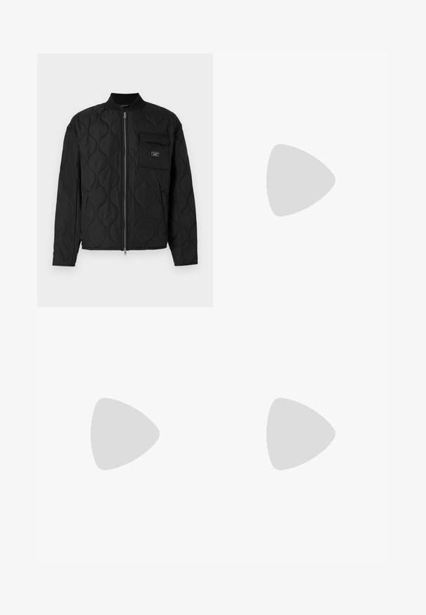 Guess Jeans - Kurtka przejściowa; Biała koszulka bawełniana z okrągłym dekoltem, z teksturowanym logo pośrodku, które głosi "GUESS EST. 1981 KLASYCZNY AMERYKAŃSKI STYL."; Białe lniane spodnie z elastycznym pasem, prostym krojem nogawki i lekko teksturowanym materiałem. Bez wzorów ani dodatkowych detali.; Białe sneakersy z czarnymi skórzanymi akcentami, teksturowaną podeszwą, sznurowadłami i paskiem z logo po boku. Charakteryzują się gładkim i zamszowym wykończeniem.