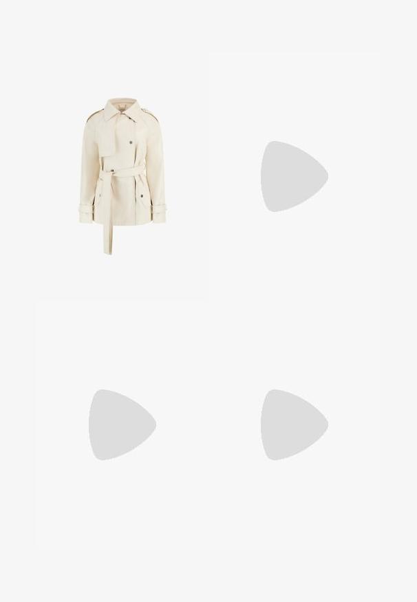 Beidzējo trenci ar jostu, dubultajiem pogām, plecu epauletēm un sarullētām piedurknēm. Gluda, strukturēta auduma tekstūra.; Zaļa drapēta blūze, kas izgatavota no viegla auduma. Tai ir kapučo veida kakls un īsās piedurknēm, gluda tekstūra un brīvs piegriezums.; Beige pielētie bikses ar taisnu griezumu, kurām ir priekšējie krokas, plakans jostasvieta un gluda tekstūra, nodrošinot tīru apdari.; Melnas ādas augstas ceļa zābaki ar norādītu purngalu un masīlu augstu papēdi, attēloti kreisajā profila pusē uz baltas fona.