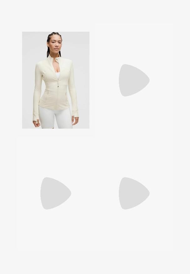 Lichtbeige ritsjack met een hoge kraag, lange mouwen en twee voorzakken. Glad, rekbaar materiaal met naaddetail.; Witte crop top met een ronde hals en brede schouderbanden. Gemaakt van glad, rekbaar materiaal met een beige voeringaccent bij de halslijn.; Marineblauwe high-waisted sportshorts van rekbaar materiaal, met een gladde textuur en contrasterende stiksels langs de naden.; Zwart-witte Nike Dunk Low sneaker met een leren bovenwerk, geperforeerde neus, en zwarte veters, met een witte zool en logo-accenten.