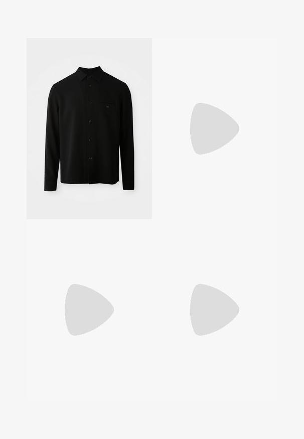 Svart langermet skjorte med krage som lukkes med knapper, frontlomme og knappestilling; laget av et glatt, strukturert stoff.; Limegrønn t-skjorte laget av myk stoff med glidelås i halsen, korte ermer og hvite stripete detaljer i kanten.; Sorte plissert bukser med en rett, bred benform. Laget av glatt stoff, med knappelukking og beltehemper.; Sorte vevde slip-on sko med en glatt lærdetalj på overdelen, design med rund tå og en lavprofil gummisåle.