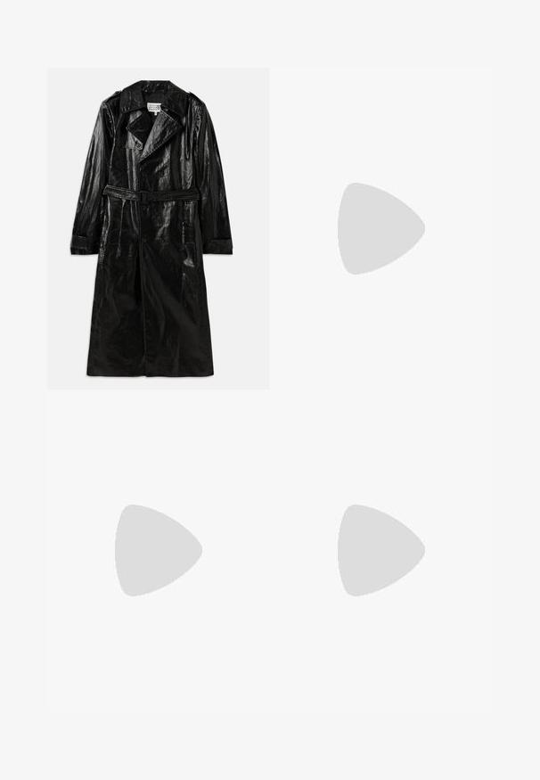 Zwarte lange trenchcoat van glanzend materiaal, met een dubbelbrede sluiting, grote kraag, ceintuur in de taille en zijzakken.; Zwarte shirt met knoopsluiting, lange mouwen en een witte stippenpatroon, gemaakt van een lichtgewicht, doorzichtig stof.; Zwarte faux leren wijde broek met een hoge taille, sluiting met voorknop en een subtiele glansafwerking. Soepele textuur, veelzijdig ontwerp.; Zwarte leren instappers met een ronde neus, voorzien van een gouden hardware accent en stikdetails, geplaatst op een lage, getextureerde rubberen zool.