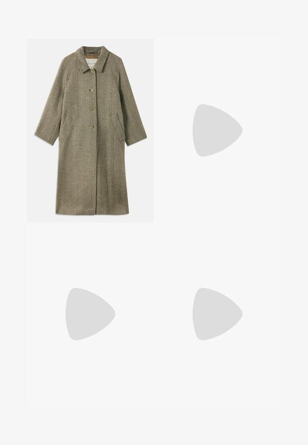 Płaszcz w jodełkę w kolorze oliwkowym. Posiada kołnierz, zapięcie na trzy guziki z przodu oraz boczne kieszenie. Gładki, teksturowany materiał.; Zielony sweter z golfem, wykonany z prążkowanej dzianiny, z długimi rękawami i subtelnymi detalami w bocznych szwach, które nadają mu smukły, dopasowany wygląd.; Szerokie czarne spodnie z teksturowanej tkaniny, z płaskim pasem i dwoma kieszeniami po bokach. Materiał wydaje się lekki i zwiewny.; Złote metaliczne skórzane buty żeglarskie z zaokrąglonym noskiem, dekoracyjnymi sznurówkami i małymi oczkami po bokach. Płaska gumowa podeszwa.