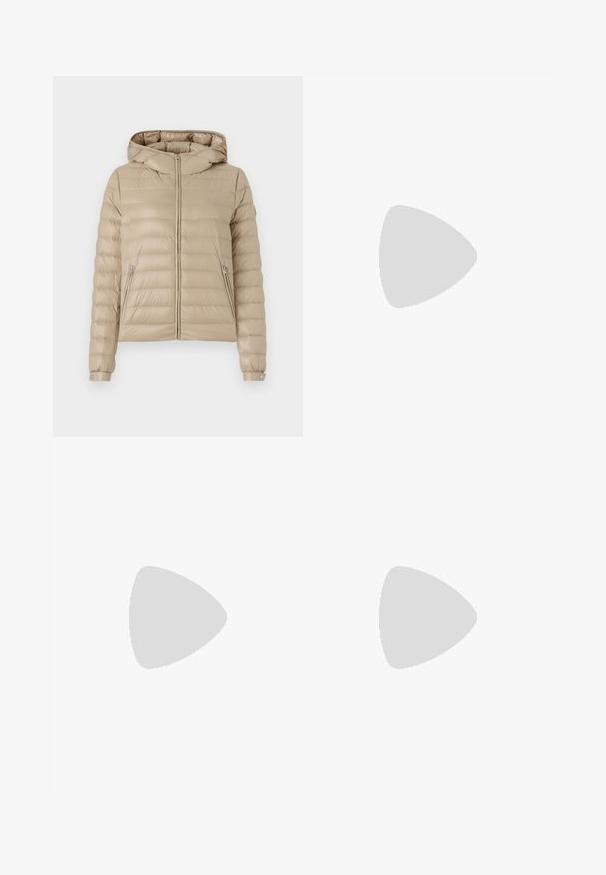 Bēša pildīta jaka ar kapuci, rāvējslēdzējs priekšpusē un divas sānu kabatas. Iespējas horizontālā šuvē, elastīgās aproces un gluda tekstūra.; Bēšas un baltas svītrains T-krekls ar apaļu kakla izgriezumu, īsām piedurknēm un nelielu logo kreisajā krūtī. Mīksts kokvilnas materiāls.; Gari plānas baltas svārku ar melnu elastīgu jostu, uz kuras redzams "LACOSTE" logo. Vidēja garuma dizains ar mīkstu tekstūru.; Baltas ādas sporta apavi ar biezu balto zoli, melna zamša uzpura un izspiestais logotips sānos. Šņorējuma dizains ar sešiem acu caurumiem.