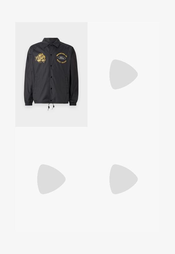 Must värviga tuulejope, millel on ribakäised, nupud ja nööriga alläär. Omab kollaseid graafilisi trükiseid mootori ja brändi logodega.; Valge pika varrukaga nööbitav särk, valmistatud siledast puuvillast. Omab klassikalist kraed ja nööpidega esist, sirge hemiga.; Mustas ruudulised püksid, millel on elastne vöökoht, kaks esimest taskut ja laiem lõige sirge jala disainiga. Valmistatud kergest materjalist.; Mustvalged ja valged spordijalatsid, mille pealmine osa on valmistatud suede'ist ja nahast. Kingadel on kolm valget riba, auguline varvas ja kummist tald.