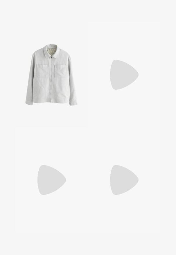 Lichtgrijze jas met een kraag, voorzien van twee borstzakken, een ritssluiting aan de voorkant en een gedessineerde voering. Eenvoudige, rechte silhoeet.; Drie lange mouwen turtlenecks in donkergrijs, wit en zwart. Gemaakt van zachte stof met een geribbelde turtleneck ontwerp en aansluitende mouwen.; Zwarte broek met een rechte pijp, gemaakt van een katoenmix. Voorzien van een metalen knoopsluiting en zijzakken. Geen zichtbare patronen.; Zwarte instaploferschoen met een gladde, matte afwerking, voorzien van een ronde neus en een dikke, getextureerde zool. Geaccentueerd met een voorband.