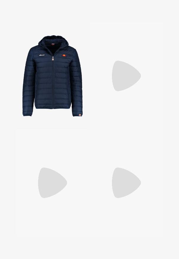 Námořnická modrá péřová bunda s kapucí, zipovým zapínáním, prošívaným vzorem a logem na hrudi a rukávu. Měkká, texturovaná látka.; Sada pěti triček v černé, bílé a námořnické modré barvě. Bavlněná tkanina, krátké rukávy, kulatý límec a hladký povrch bez vzorů.; Úzké tmavě modré džíny s klasickým pětipocket designem, obsahující zapínání na knoflík a zip, jemné vyblednutí a rovný střih.; Bílé sportovní tenisky s hladkým koženým svrškem, šněrovacím předním dílem, perforovanou špičkou a vzorovanou podrážkou. Minimalistický design se třemi bočními pruhy.