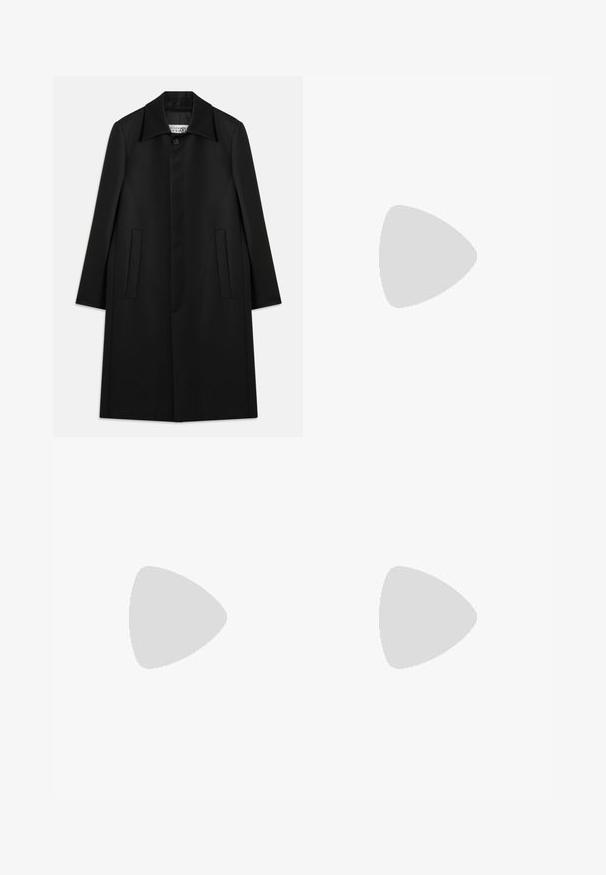 Černý dlouhý kabát vyrobený z hladkého materiálu. Má límec, zapínání na jeden knoflík a dvě boční kapsy s přímým střihem.; Černá košile s dlouhým rukávem vyrobená z hladké látky. Obsahuje špičatý límeček, přední zapínání na knoflíky a dvě náprsní kapsy s klopou.; Černé oblekové kalhoty mají hladkou tkaninu, rovný střih a pas s opaskem a obdélníkovou sponou. Výrazné přední záhyby zvýrazňují design.; Černá hladká kožená kotníková bota s nízkým podpatkem a kulatou špičkou, zobrazená z boku na bílém pozadí.