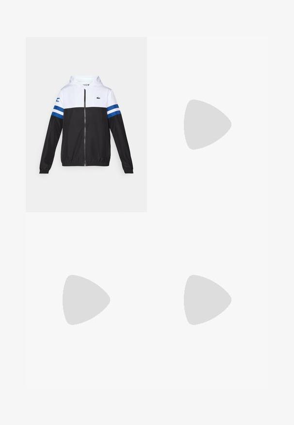 Hedvábná bunda s bílou horní částí, černou spodní částí a modrými vodorovnými pruhy na rukávech. Vyrobena z lehkého materiálu se zapínáním na zip.; Bílá polo triko s dlouhými rukávy a černým límečkem a manžetami. Obsahuje horizontální design se žlutými a modrými pruhy. Logo Kappa a "Assoc.Calcio" v písemném stylu.; Černé sportovní kalhoty vyrobené z lehkého materiálu s elastickým pasem a manžetami, s hladkým povrchem a minimálním brandingem.; Černá atletická bota s texturovaným svrškem a hladkými akcenty, která má bílou značku, šněrovací design a flexibilní gumovou podrážku.