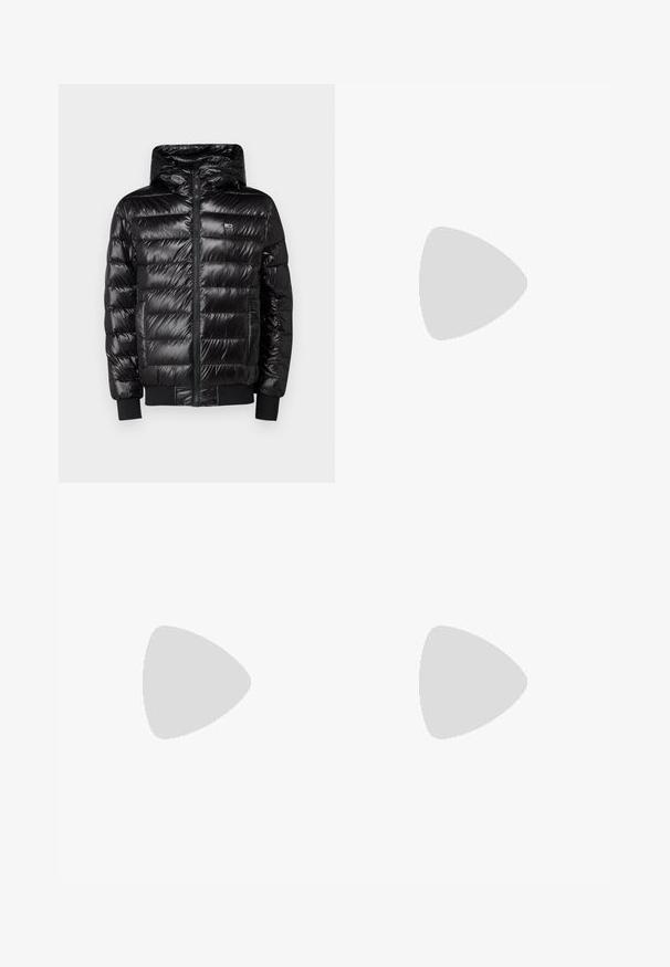 Črna puffer jakna s kapuco, z gladko teksturo, prešitim dizajnom in elastičnimi manšetami. Vključuje sprednji zadrgo in podrobnost z logotipom.; Črna bombažna majica s kratkimi rokavi in okroglo otvoritvijo, z majhnim belim grafičnim logotipom na levi strani prsnega predela.; Črne lahke hlače z elastičnim pasom in nastavljivim vezalnim trakom. Imajo stranske žepe in ohlapen kroj za udobje.; Črne usnjene teniske z perforirano kapico za prste in teksturiranimi detajli. Imajo majhen logo v rdeči, beli in modri barvi na strani.
