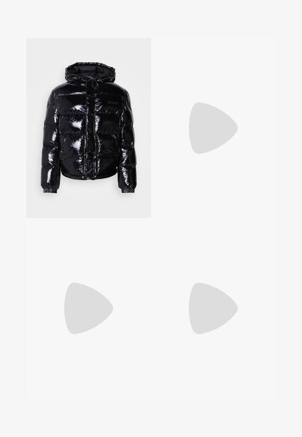 Casaco puffer preto com acabamento brilhante, apresentando capuz, fecho com zíper e punhos elásticos. Projetado com seções acolchoadas horizontais.; Duas t-shirts empilhadas: uma branca e uma preta. Mangas curtas, decotes redondos, tecido de algodão. Apresenta um pequeno logotipo azul no decote.; Calças cinzas escuras sob medida, com uma textura suave, corte slim, frente lisa e cintura padrão. Apresentam vincos prensados e sem padrões visíveis.; Sapatilha preta em couro com parte superior texturizada, colarinho acolchoado e detalhe do logótipo vermelho. Apresenta uma sola de borracha espessa com padrão de pisada distinto.