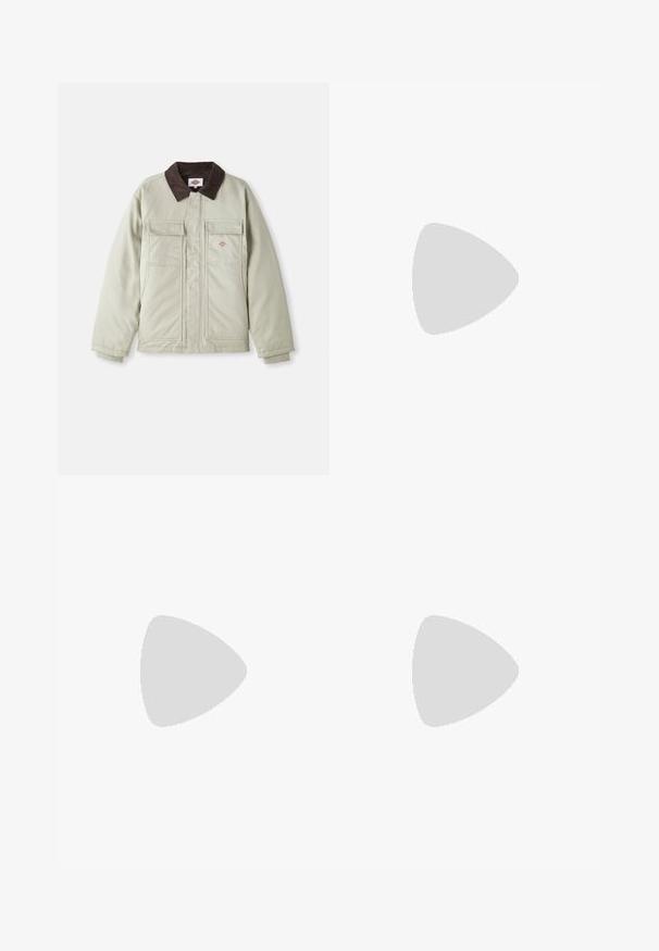 Gaiši zaļš žakets ar brūnu korduroja apkakli, divām priekšējām kabatām un redzamām šuvēm. Mīksta tekstūra ar taisnu griezumu.; Nike melns kokvilnas T-krekls ar klasisku piegriezumu, īsām piedurknēm un smalku, reljefu logotipu uz krūškurvja. Gluda tekstūra.; Melnās džinsus ar nodilušām vietām, brīva piegriezuma, saplēstu apakšmalu un standarta piecu kabatu dizainu. Audums izskatās izturīgs un ar tekstūru.; Melni sporta apavi ar strukturētu audumu un gumijas zoli, ar elastīgām auklām un zilu akcentu uz papēža. Nēsāti ar gaišām džinsu biksēm.