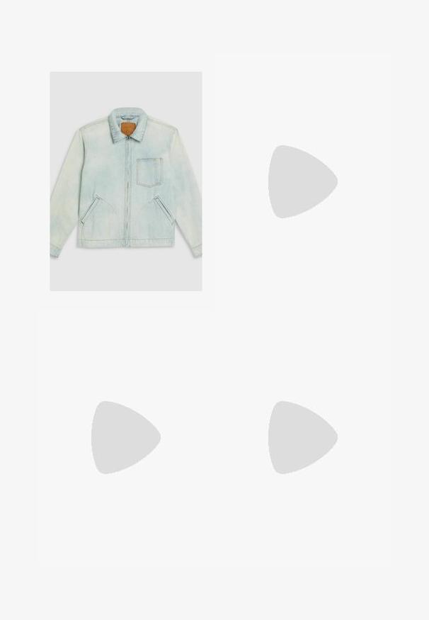 Veste en denim bleu clair avec une fermeture éclair à l'avant, un col pointu, une poche poitrine et deux poches latérales. Texture douce et design décontracté.; Polo shirt blanc en coton, avec un col classique, une patte de boutonnage à trois boutons et une poche sur la poitrine à gauche ; petit logo en bas.; Chinos beiges à jambes droites avec passants de ceinture, fermeture par bouton et fermeture éclair à l'avant, et poches avant en biais.; Bottines en daim marron avec un bout légèrement arrondi, un petit talon en bois empilé, des panneaux latéraux élastiques et des coutures lisses le long des joints.