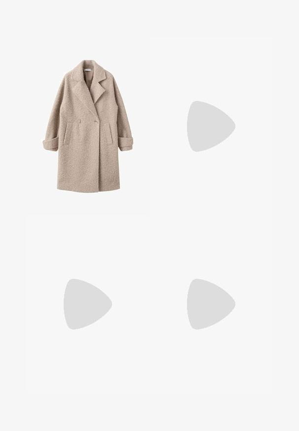 Bež plašč z dvojnim zapenjanjem, izdelan iz teksturirane volne, z izrezanim ovratnikom in stranskimi žepi, valovitimi manšeti in mehkim zaključkom.; Prevelika bela bombažna majica s kratkimi rokavi, okroglo izrezom in gladko teksturo. Brez vzorcev ali vidnih kovinskih detajlov.; Lanene harem hlače v svetlo bež barvi. Imajo elastiko v pasu z vrvico, pregibe spredaj in zožene gležnje. Gladka tekstura.; Bela slingback peta z ošiljenim nosom, z gladkim zgornjim delom, subtilnimi izrezi in nizkim blok petkom. Črna podplat poudarja dizajn.