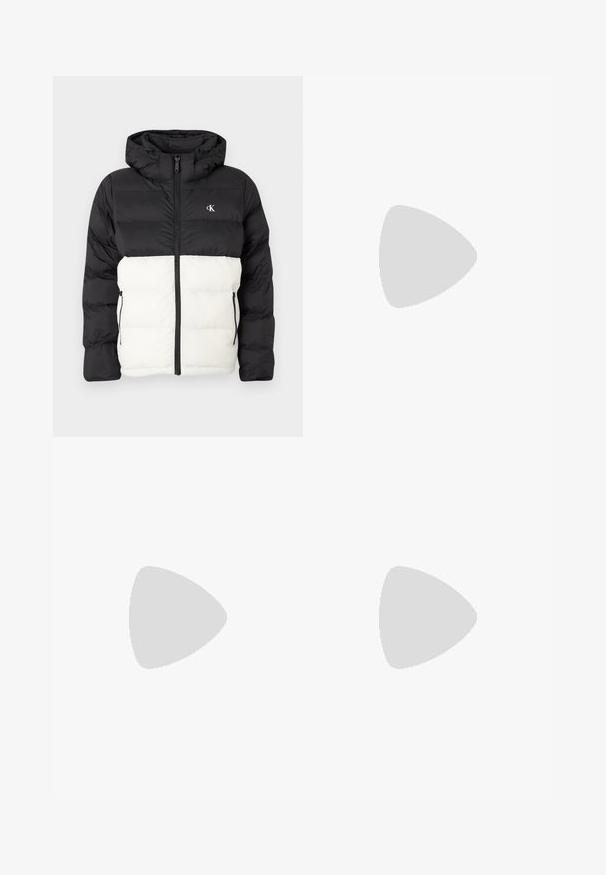 Μαύρο και άσπρο επενδυμένο μπουφάν με κουκούλα, με φερμουάρ, δύο πλευρικές τσέπες με φερμουάρ και λογότυπο στο στήθος. Υφασμάτινη, ζεστή σχεδίαση.; Λευκό βαμβακερό μπλουζάκι με κοντά μανίκια, στρογγυλή λαιμόκοψη, με μαύρο λογότυπο CK στην αριστερή πλευρά του στήθους, κανονική εφαρμογή, απαλό υλικό.; Μπεζ βαμβακερά παντελόνια με ίσια εφαρμογή, διαθέτουν κλείσιμο με κουμπί και μπροστινές τσέπες, λεία υφή και ελάχιστες λεπτομέρειες σχεδίασης.; Calvin Klein HYBRID CUP - Παπούτσια χωρίς κορδόνια - triple black