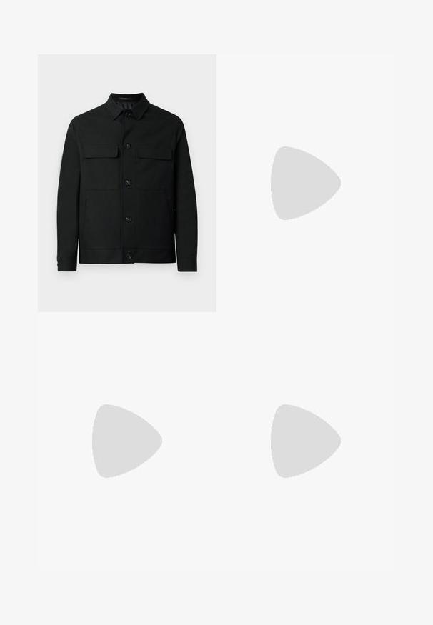Schwarze Jacke aus glattem Stoff mit kragenförmigem Halsausschnitt, zwei Brusttaschen und Knopfverschluss auf der Vorderseite.; Langärmliges Hemd aus türkisfarbenem Stoff mit texturiertem Gewebe, Knopfleiste vorne, spitzem Kragen und passenden Knöpfen. Leicht taillierte Passform.; Schwarze maßgeschneiderte Hose mit flachem Vorderteil, normaler Passform, aus glattem Stoff, mit gebügelten Falten und Seitentaschen.; Schwarze Leder-Schnürschuhe mit glatter Oberfläche, abgerundeter Zehenpartie und einer gummierten, flachen Sohle. Minimalistisches Design ohne zusätzliche Verzierungen.