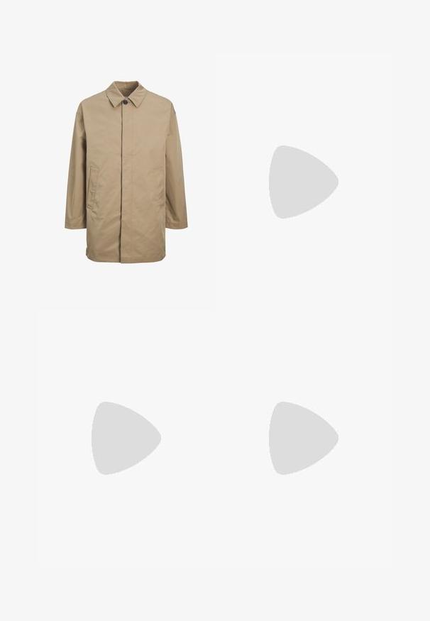 Beige vattentät kappa med spetsig krage, framknäppning med knappar och två sidofickor. Har rak skärning och slät yta.; Mörkgrön turtleneck-tröja gjord av ett följsamt stickat tyg. Har långa ärmar och en tajt passform vid halsen. Klassisk design, utan mönster.; Mörk marinblå chinos med en smal passform, med fickor fram, en bakficka, knappstängning och diskreta texturdetaljer.; Svart mockaskor med vita ränder, beige gummisulor och guld "Gazelle"-logotyp. Klassisk lågdesign med en texturerad ovandel.