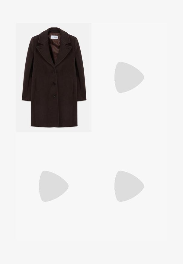 Mörkbrun ullkappor i knälängd med tre svarta knappar, bred slagkrage och slät satinklänning märkt Marella.; Brun, polokrage sweatshirt gjord av mjukt, strukturerat tyg. Har långa ärmar och en avslappnad passform med sänkta axelsömmar.; Breda byxor i en ljus krämfärgad nyans, med en mjuk textur, hög midja och dekorativa guldbuttons på sidorna.; Svart läder knähöga stövlar med slät yta, fyrkantig tå, blockklack och sidodragflik, som har minimala sömnadsdetaljer.