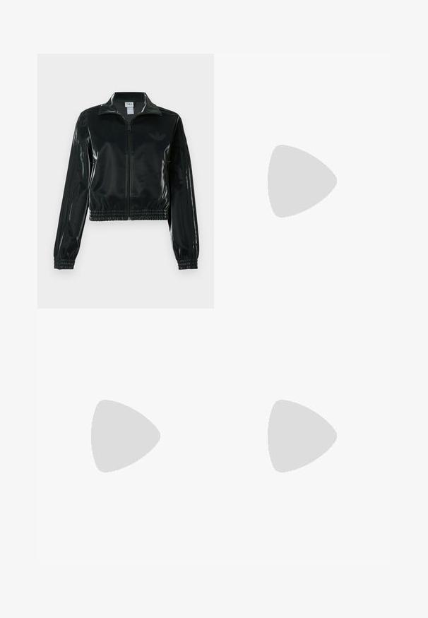 Casaco curto preto brilhante com fecho de correr frontal, gola alta e bainha elástica. Apresenta três riscas nas mangas e um pequeno logotipo no peito.; T-shirt preto de algodão de mangas curtas com gola redonda, apresentando riscas brancas nos ombros e um pequeno logotipo branco da Adidas no peito.; Jeans de denim branco com um design de perna reta, estilo de cinco bolsos e detalhes em hardware cobre. Acabamento com bainha crua nos tornozelos.; Sapato desportivo preto com riscas brancas, detalhes em camurça e calcanhar vermelho. Textura em malha e sola de borracha com padrão de piso castanho claro.