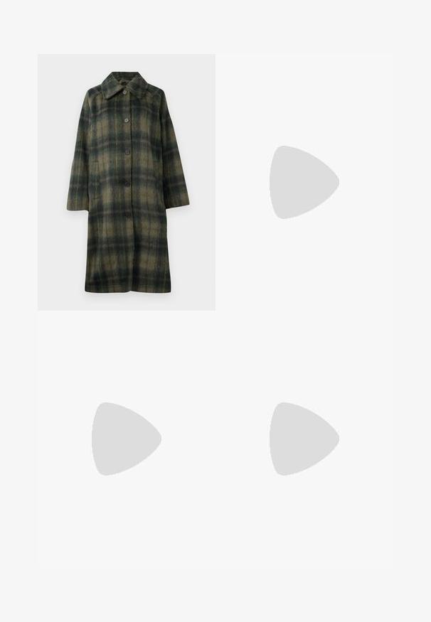 Grüner karierten Mantel mit Reverskragen, fünf schwarzen Knöpfen und mittellangem Design. Hergestellt aus strukturiertem Stoff mit horizontalen Streifen.; Schwarzes ärmelloses Oberteil mit einer taillierten Passform. Verfügt über ausgeschnittene Bereiche und dekorative metallische Hardware in der Mitte und an den Seiten. Weicher Stoff.; Schwarzes, gewelltes Stoffoberteil mit einem elastischen Bund, das eine strukturierte Oberfläche und ein gerafftes Design für eine voluminöse Form aufweist.; Schwarzer Leder-Schnürschuh mit einer dicken, gezahnten Gummisohle in Schwarz und gelben Nähten entlang der Kante, mit einer glatten Verarbeitung.