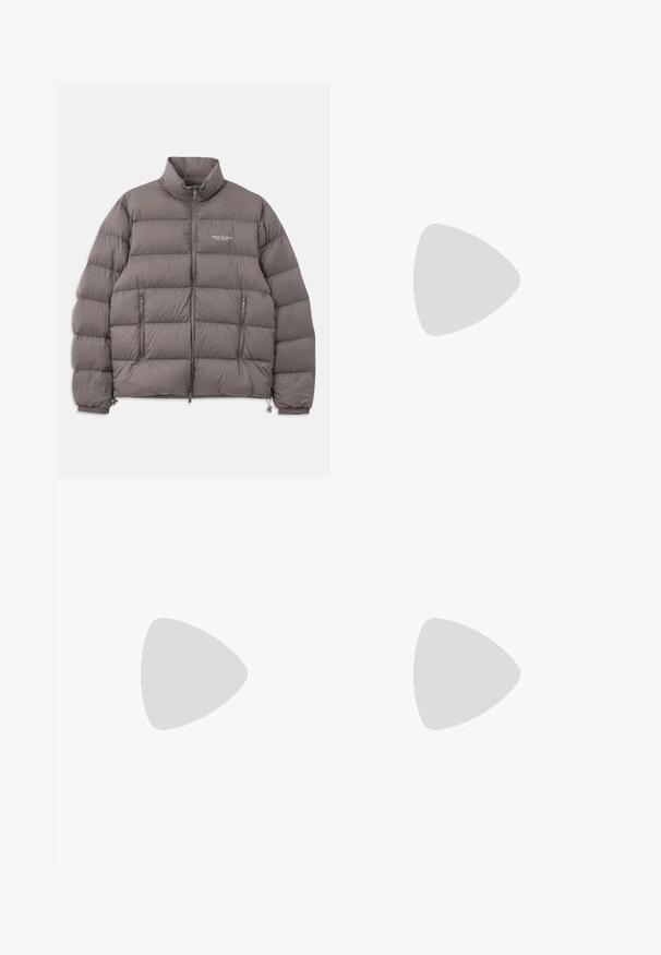 Grijze gewatteerde jas met hoge kraag, ritssluiting aan de voorkant en twee ritszakken aan de zijkant. Glad textuur met een doorgestikt patroon en logo-details.; Lichtgrijze quarter-zip pullover van zacht materiaal, met een klein wit logo op de borst en elastische mouwen en zoom.; Linnen broek in een lichte beige tint, met een rechte pijpdesign, voorzakken en een enkele knoopsluiting bij de taille.; Witte canvas sneakers met een gestructureerde rubberen zool, featuring een gestikte neuskap en logo-accent op de hak. Eenvoudig vetersluiting ontwerp.