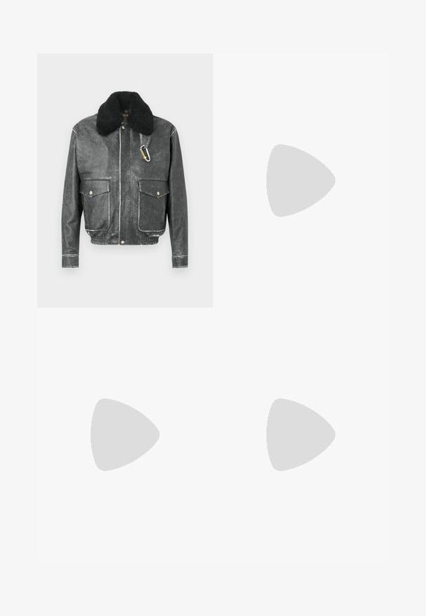 Μαύρο δερμάτινο μπουφάν με ψεύτικο γιακά από shearling, δύο εμπρόσθιες τσέπες, λεπτομέρειες με λευκή ραφή και διακοσμητικό καραμπίνερ.; T-shirt κοντομάνικο, με στρογγυλή λαιμόκοψη, σε λευκό χρώμα από βαμβάκι με μαύρο γραφικό τύπωμα που αναγράφει "Κριός" στην αριστερή πλευρά του στήθους.; Σκούρο γκρι τζίν παντελόνι με ίσια γραμμή, διαθέτει μπροστινό φερμουάρ, ελαστική μέση και δύο μεγάλες τσέπες στα πλάγια.; Μαύρες μπότες μέχρι τον αστράγαλο με λείο σουέντ άνω μέρος και καουτσούκ σόλα, που διαθέτουν μινιμαλιστικό σχέδιο και θηλιά στο πίσω μέρος για εύκολη τοποθέτηση.