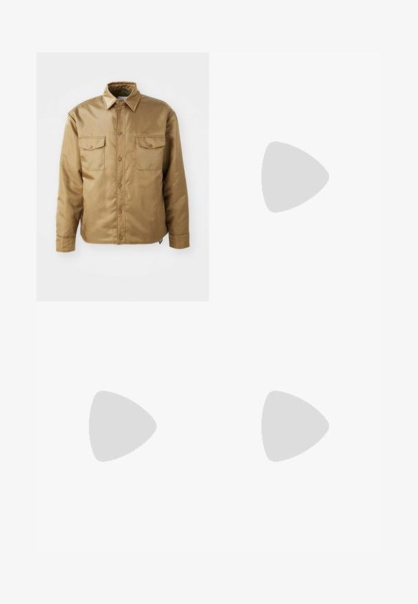 Brūns, garām piedurknēm, jaka ar pogu aizdari priekšā, divām krūtīm kabatām un apkakli. Izgatavota no gludas, vieglas materiāla.; Balts garo piedurknēm krekliņš ar pogām, izgatavots no kokvilnas, ar krūšu kabatu ar tonālu izšuvumu, apkakli un pogām pie piedurknēm.; Tumši zili bikses ar šauru piegriezumu. Izgatavotas no gludas, teksturētas auduma, ar taisnu priekšpusi, jostas cilpiņām un sānu kabatām.; Brūnu ādas kurpes ar noapaļotu purngala formu, zemu papēdi, saitēm un gludu virsmu. Iezīmē minimālu šūšanu un spīdīgu apdari.