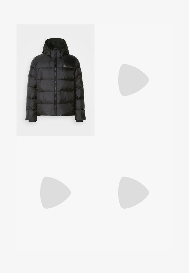 Giacca a vento nera con cappuccio, dotata di chiusura zip frontale, pannelli cuciti, polsini elastici e un piccolo logo sul lato sinistro del petto.; Due magliette di cotone, una azzurro chiaro e una nera, con collo rotondo e piccole toppe logo sul petto. Texture liscia.; Pantaloni in denim nero con design a gamba larga, dotati di cinque tasche e hardware in metallo per i bottoni. Texture liscia, senza motivi visibili.; Sneaker in pelle nera con finitura liscia, punta arrotondata, cuciture tono su tono, chiusura con lacci frontale e suola piatta in gomma. Anello sul tallone.