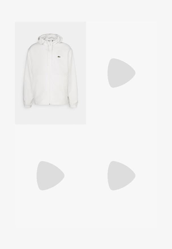 Chaqueta blanca con cremallera y capucha, con puños elásticos y cordones. Presenta un pequeño logotipo verde de Lacoste en el lado izquierdo del pecho. Textura suave.; Suéter blanco de punto con varios patrones de cortes, que presenta una superficie texturada y puños acanalados. Diseño de cuello redondo, con un ajuste ligeramente oversize.; Pantalones negros de algodón con diseño de pierna recta, que cuentan con cierre de botón, bolsillos laterales y una textura suave.; Zapatillas blancas con una textura suave, que presentan un acento verde en el talón y un pequeño logo de cocodrilo bordado en el lateral.