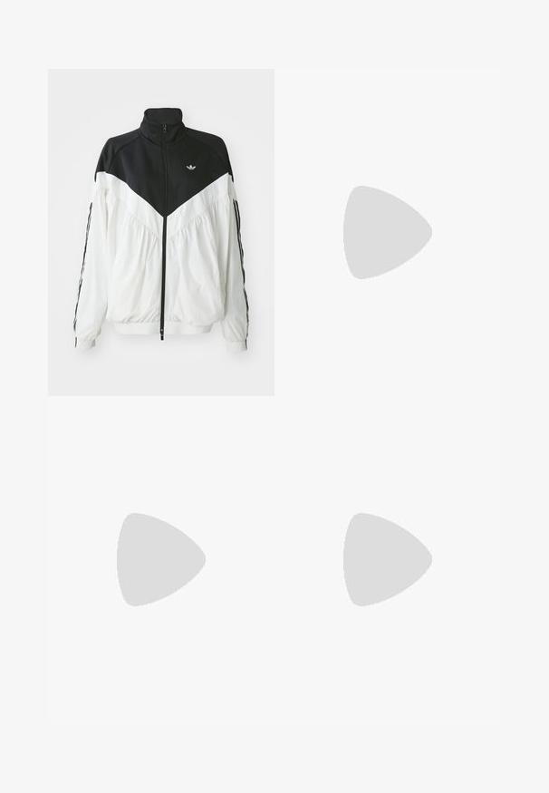 Vit och svart zip-up jacka med hög krage, med en chevron-design, elastiska ärmslut och sidostrecker. Lättviktig tyg, sportig stil.; Svart bomullströja med korta ärmar, hög halsringning och en vit "Carhartt" logotyp på vänster bröstområde. Enkel, klassisk design.; Krämfärgade vida byxor med ett zick-zack-mönster, med en svart logoband och svarta sidostråk. Lätt och strukturerad tyg.; Vita sneakers med ljusgrå detaljer och texturerat läder, tillsammans med lösa grå byxor, visade på en blå yta.