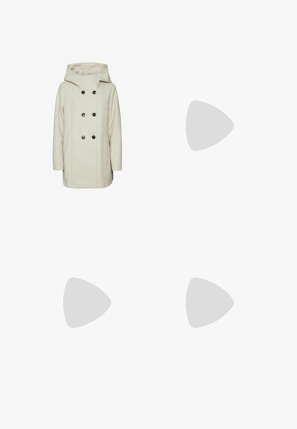 Vero Moda VMFORTUNE SHILA - Palton scurt - oatmeal; Pulover tricotat bej deschis cu guler înalt, umeri lăsați, manșete ribbate și tiv. Materialul are un finisaj moale și texturat.; Pantaloni gri evazați dintr-un material neted, cu un front plat, bucle pentru curea și un design ajustat cu linii curate.; Botină de piele neagră până la gleznă, cu panouri elastice pe laterale, un loop pentru tras și o talpă groasă, robustă. Textură netedă cu un design modern.; Geantă de umăr din piele neagră, cu un design moale și lejer, mânere late și o textură netedă. Fără elemente de prindere vizibile sau embellishemnts.